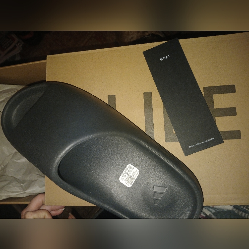 Yeezy "onyx" Mens slides